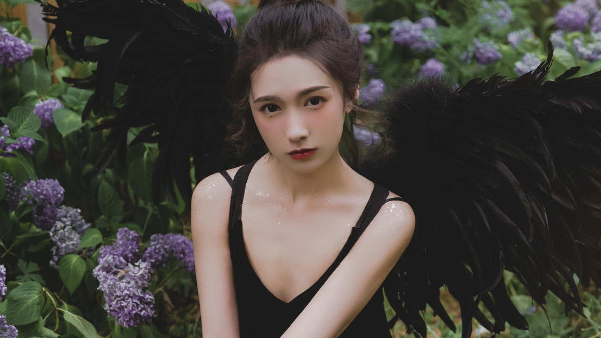 曼城头号射手阿圭罗蝉联英超金靴，赛季表现抢眼，阿圭罗在曼城球衣号码